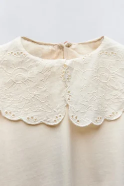 Niños ZARA 1½ - 6 Años·Camisetas|6 - 18 Meses·Camisetas<CAMISETA CUELLO BORDADO