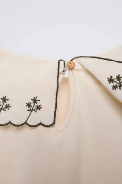 Niños ZARA 1½ - 6 Años·Camisetas<CAMISETA CUELLO BORDADO