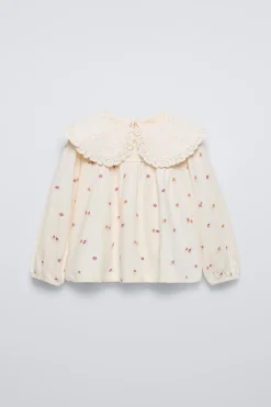 Niños ZARA 1½ - 6 Años·Camisetas<CAMISETA ESTAMPADO FLORES CUELLO BORDADO