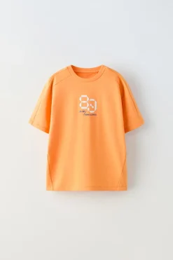 Niños ZARA 6 - 14 Años·Camisetas<CAMISETA SPORTY NÚMEROS RELIEVE