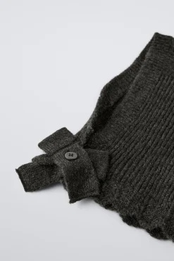 Niños ZARA 1½ - 6 Años·Accesorios|6 - 14 Años·Accesorios<CAPUCHA PUNTO ONDAS BOTÓN