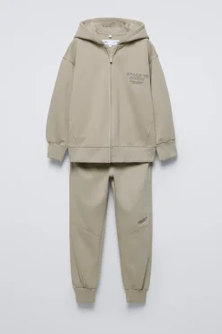 Niños ZARA 6 - 14 Años·Sudaderas|6 - 14 Años·Pantalones<CONJUNTO SUDADERA Y JOGGER TEXTO RELIEVE