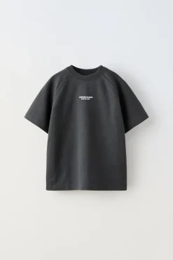 Niños ZARA 6 - 14 Años·Camisetas|6 - 14 Años·Pantalones<CONJUNTO TEXTO RELIEVE CAMISETA Y BERMUDA