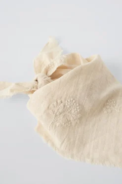 Niños ZARA 1½ - 6 Años·Accesorios|6 - 14 Años·Accesorios<PAÑOLETA TRIANGULAR BORDADOS