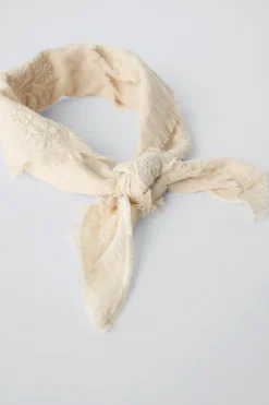 Niños ZARA 1½ - 6 Años·Accesorios|6 - 14 Años·Accesorios<PAÑOLETA TRIANGULAR BORDADOS