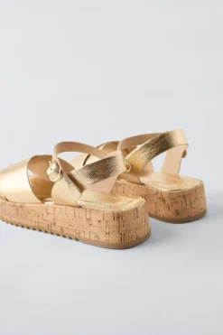 Niños ZARA 6 - 14 Años·Zapatos<SANDALIA METALIZADA