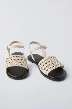 Niños ZARA 6 - 14 Años·Zapatos<SANDALIA TRENZADA