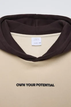 Niños ZARA 6 - 14 Años·Sudaderas<SUDADERA CAPUCHA TEXTO RELIEVE