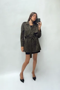 Best TRENCH CORTO ESTAMPADO ANIMAL EFECTO ANTE Mujer Abrigos / Anoraks