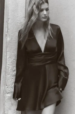 Discount VESTIDO CORTO SATINADO Mujer Vestidos