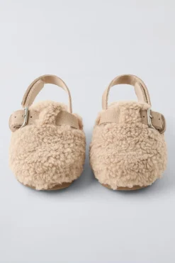 Niños ZARA 1½ - 6 Años·Zapatos|1½ - 6 Años·Zapatos<ZUECO BORREGUILLO